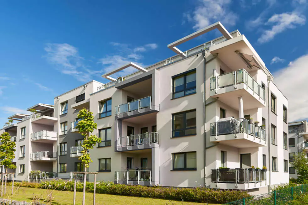 Mehrfamilienhaus modernes 3-stöckiges Mehrparteienhaus in grüner Lage