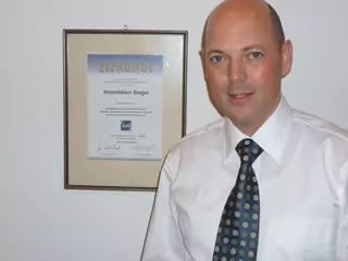 Thomas Siegel Foto Thomas Siegel vor einem Zertifikat